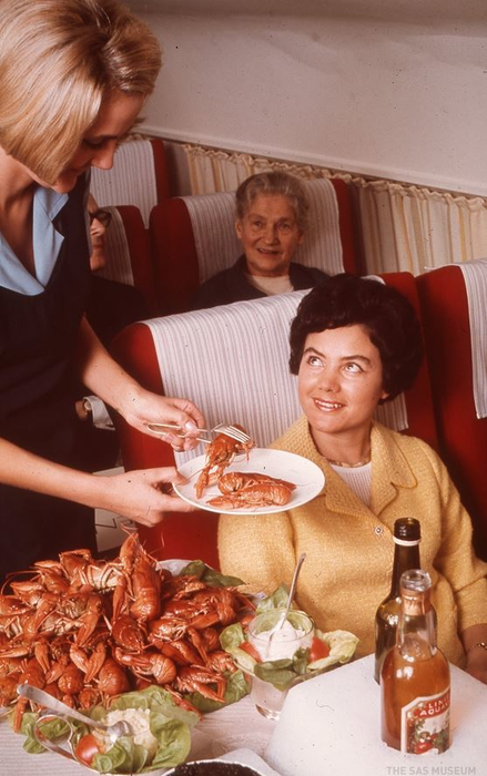 Nu vei ghici niciodată că aceste imagini sunt făcute într-un avion! Aşa erau hrăniţi pasagerii în urmă cu jumătate de secol