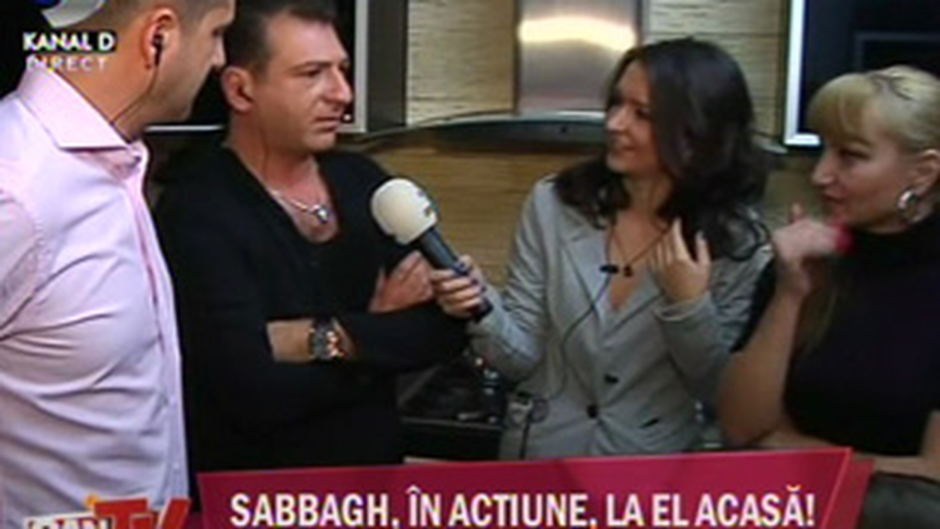 VIDEO Madalin Ionescu si Florin Axinte, impreuna cu sotiile si copii, au inceput din aceasta seara sa sarbatoreasca Craciunul la nasul lor acasa, Christian Sabbagh