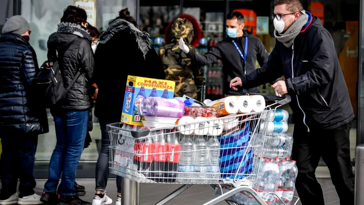 Tipic! Un român s-a plâns de cozile infernale de la supermarket, în timp ce și el stătea la rând