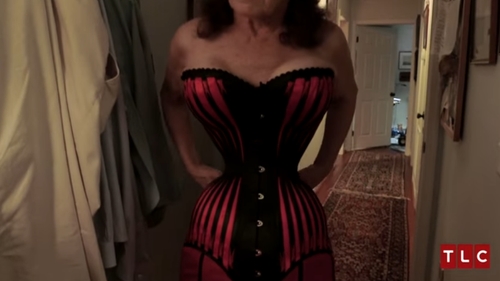 Fa cunostinta cu Cathie, femeia care timp de 35 de ani si-a sugrumat talia ca sa arate asa! Are 38 cm in talie si ii ia 2 ore sa se incorseteze VIDEO