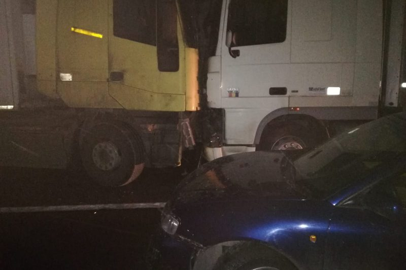 Accident teribil în Sibiu între 2 TIR-uri şi 2 mașini. Doi oameni au fost răniţi, iar traficul e blocat