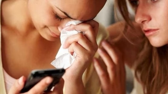Escrocul de pe Tinder lovește din nou! Metoda inedită prin care a obținut 80.000 de lire de la mai multe femei, care credeau că au întâlnit dragostea adevărată
