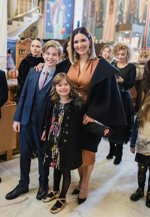 Ela Crăciun și-a botezat fiul. Cum l-a îmbrăcat pe Nicholas-Andrei și ce ținută a purtat vedeta Antena 3 FOTO