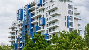 Un patron grec riscă să mai piardă un apartament din Iași, fiind vânat de executorii judecătorești. Fosta lui soție: “Se întâmplă escrocherii”