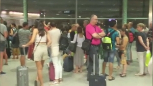 150 de români blocaţi de uraganul Ophelia pe aeroportul din Liverpool:”Avionul s-a întors gol în ţară”