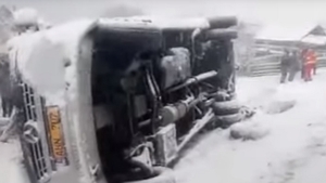 Accident grav în Gorj! Un autobuz şcolar cu 40 de elevi a derapat şi a ajuns în şanţ