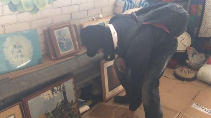 Cum a reușit un om al străzii să-și facă „hotel de lux” în parcare