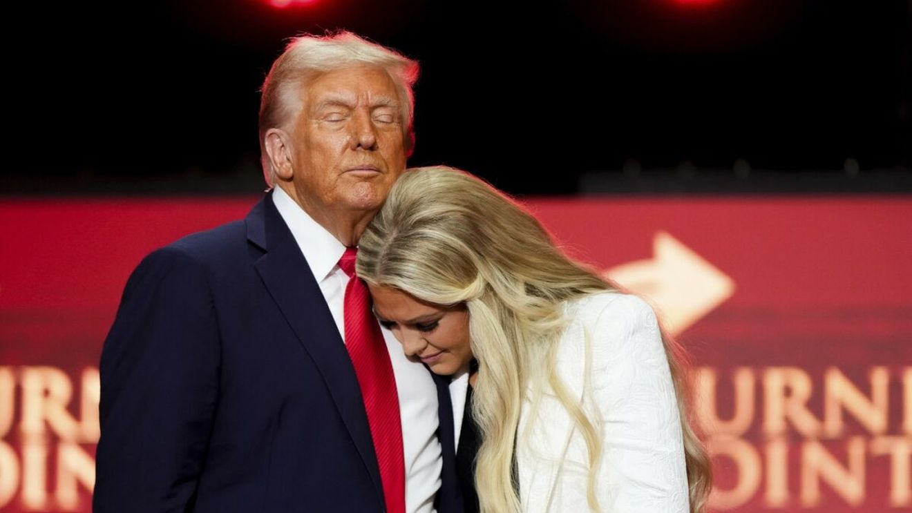 Momentul înduioșător în care Donald Trump o îmbrățișează pe văduva lui Charlie Kirk. Erika nu vrea ca asasinul să fie ucis