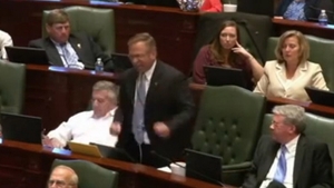 Cel mai nervos politician din lume! A facut o CRIZA DE NERVI cand l-au pus sa citeasca un proiect de lege de 200 de pagini! VIDEO