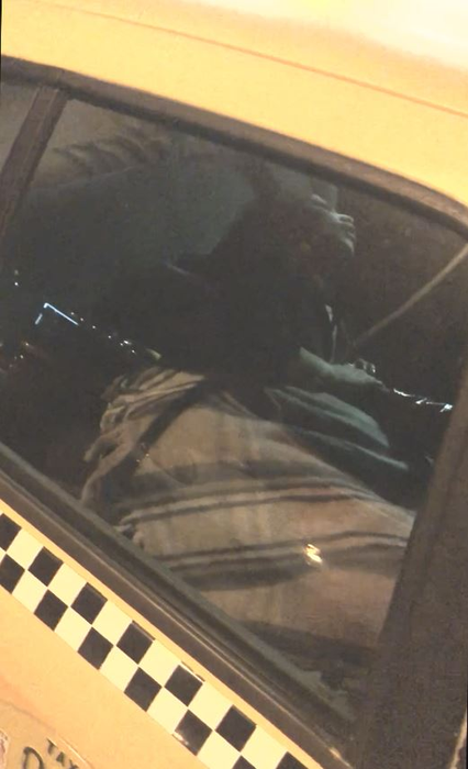 Prietena mulatrei Laurette este învelită cu o pătură și încă nu se simte bine