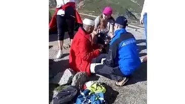La un pas de tragedie! Un bărbat a căzut de pe o stâncă în Bucegi. VIDEO