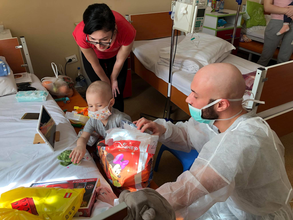 Codin Maticiuc și Mihai Bendeac au vizitat copiii bolnavi de cancer dintr-un spital: „De la doi păcătoși, acum, în Săptămâna Mare transmitem sănătate”