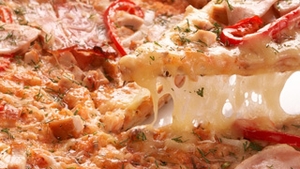Pizza cu topping de lacuste! Ai manca asa ceva?