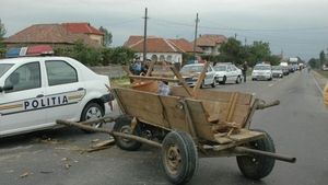 Patru persoane rănite după ce o maşină a izbit frontal o căruţă, în județul Bistrița-Năsăud
