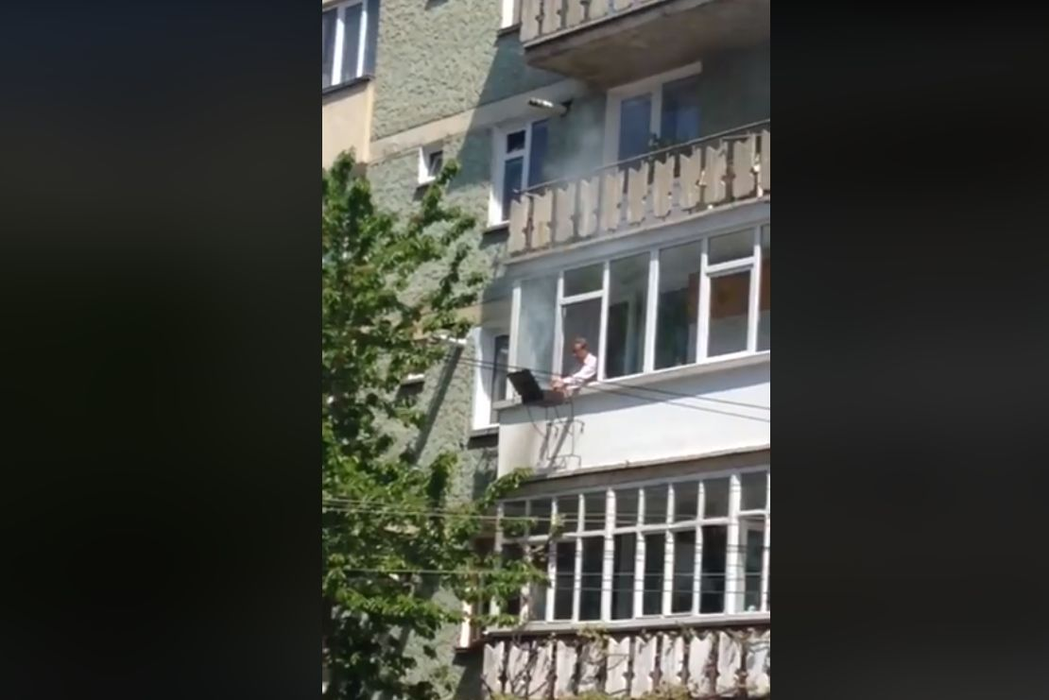 Un bărbat din Piatra Neamț a făcut grătarul pe geam. Sursă foto: Facebook Ciprian Cosma