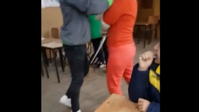 Elevul care şi-a agresat profesoara, pus în libertate! Instanţa a decis scoaterea din arest preventiv a băiatului de 16 ani