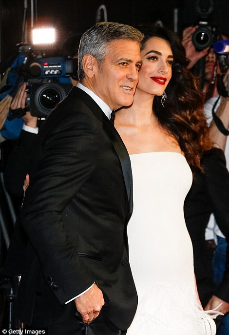 Soţia lui George Clooney, în premieră cu burtica de gravidă la vedere