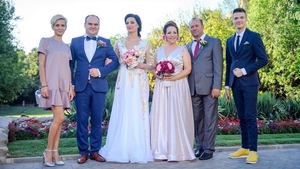 Cântăreaţa Făniţa Modoran, păcălită să-şi pună pirostriile. Au pus-o să se îmbrace mireasă pentru o prezentarea de modă, dar de fapt era nunta ei