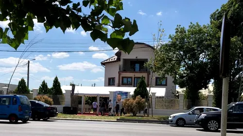 FOTO & VIDEO | Trupul neînsuflețit al lui Emi Pian, adus acasă! Ce se întâmplă la vila Duduienilor