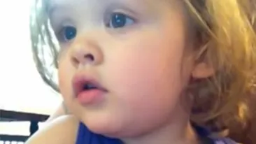 VIDEO Reactia EMOTIONANTA a acestei fetite, cand vede imagini de la nunta parintilor. Nimeni nu se astepta la una ca asta