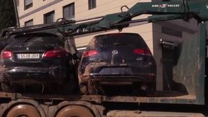 Cum îți salvezi mașina de stricăciunile ploilor din România. Doar așa eviți daune de mii de euro