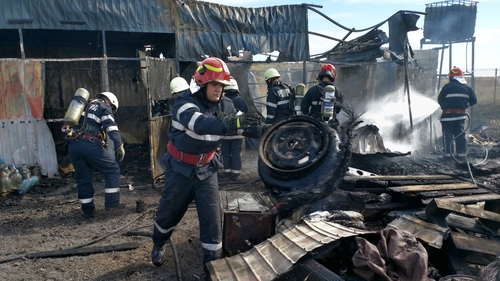 VIDEO. Incendiu puternic într-o parcare de TIR-uri din Dâmbovița