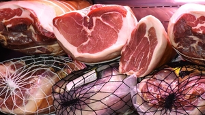 Cât cheltuie românii pe carnea pentru masa de Crăciun. Prețurile la alimente au explodat