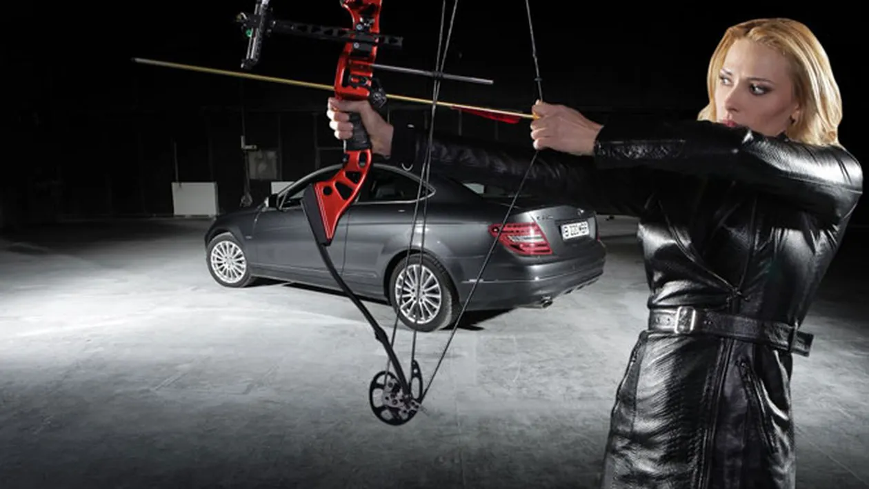 Iulia Vantur, mai sexy ca Angelina Jolie! Uite ce provocatoare este cand trage cu arcul!