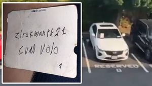Un șofer a găsit acest mesaj ciudat pe geamul mașinii. Ce înseamnă "Zirakmantk21, Gum Volo", de fapt?!