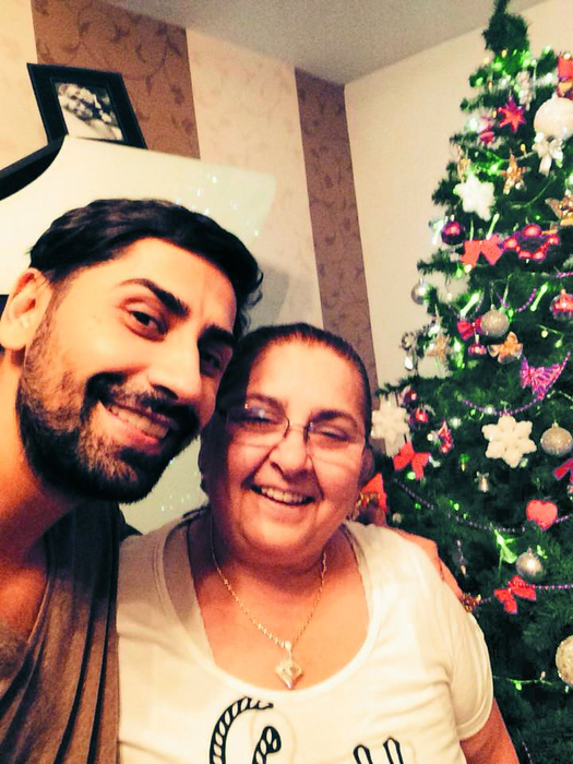 Mama lui Connect-R nu renunță la taraba cu ziare, deși fiul ei are succes!