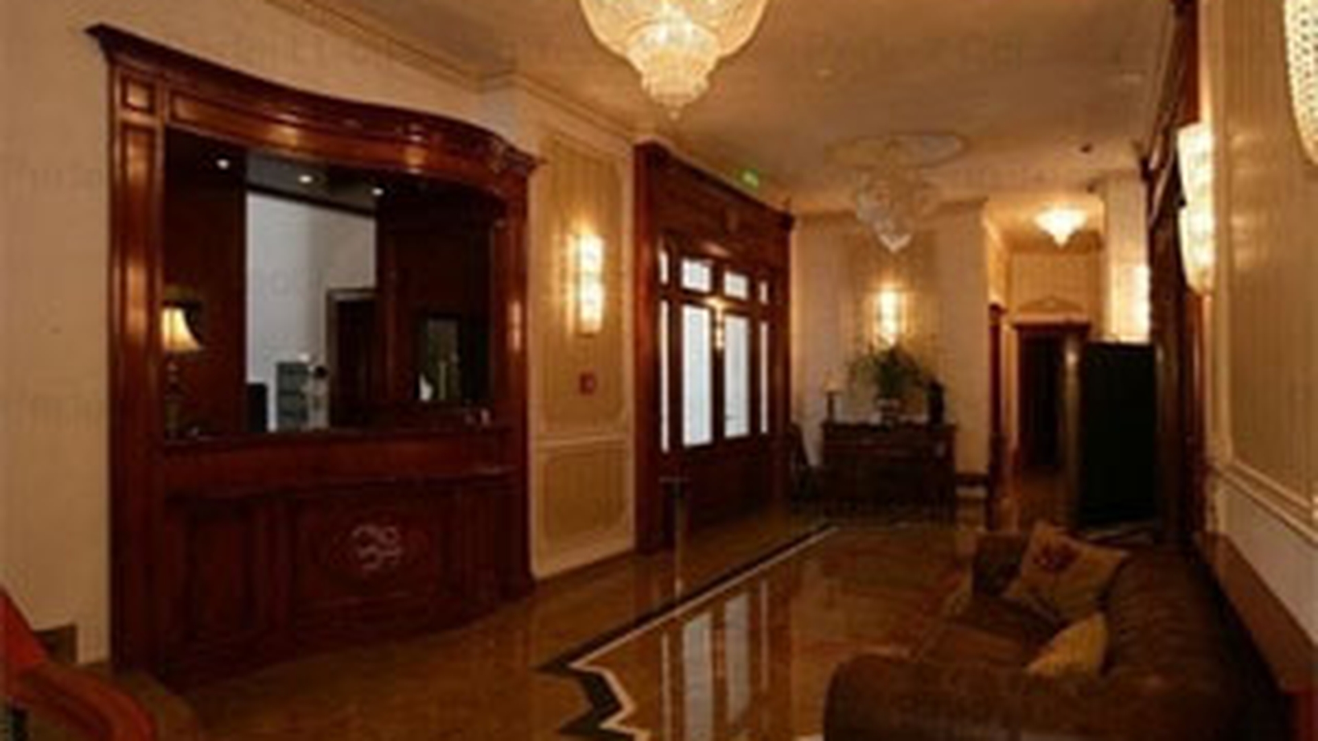 Cel mai luxos hotel din tara a fost scos la vanzare! VEZI AICI cum arata si cat costa!