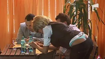 Uite ce perversa e Nicoleta Luciu! I-a innebunit pe clientii unui local ramanand cu pantalonii in vine! I s-a vazut jumatate de fund si toata lenjeria intima!