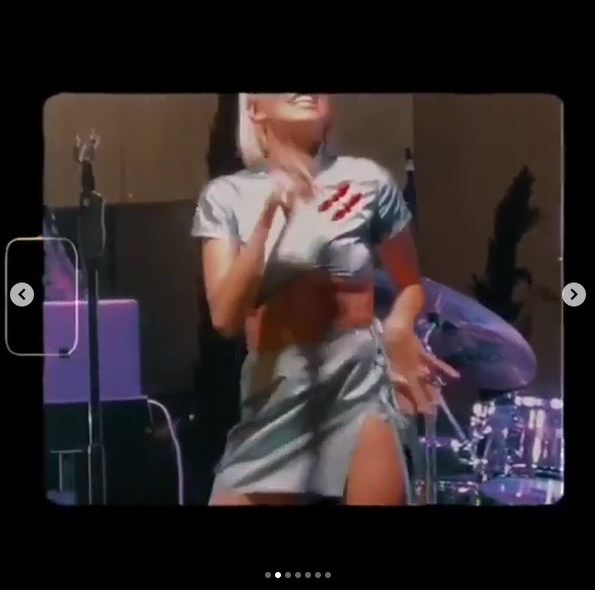Lidia Buble a încins Instagram-ul după ce a ridicat picioarele în timp ce purta o fustă mini! Are sau nu lenjerie intimă?!