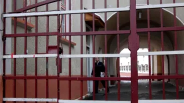 Gest şocant! Un deţinut din Penitenciarul Bacău, condamnat pentru viol, a ajuns la spital cu gâtul tăiat