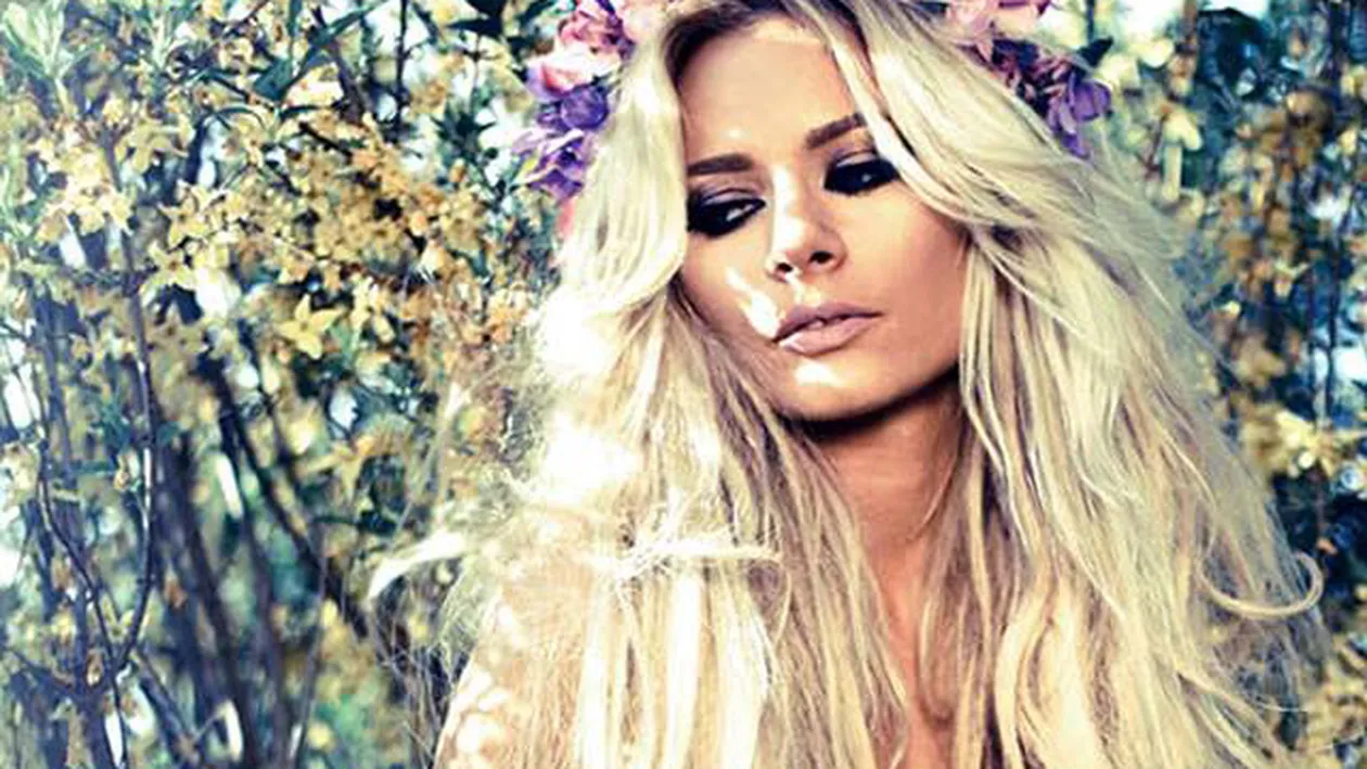 Laura Cosoi, fara strop de machiaj! S-a pozat fara haine, doar cu un turban in cap