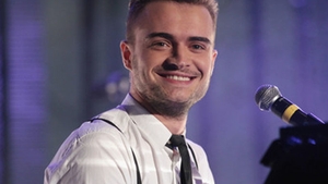 Ţi-l mai aminteşti pe CĂTĂLIN JOSAN, câştigătorul ”Megastar”? Artistul s-a fotografiat în tandreţuri cu o prezentatoare TV