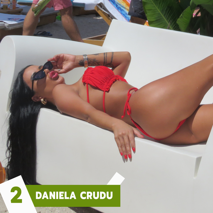 Top 30 sexy-vedete în poziții bizare la plajă! Ce locuri ocupă Laura Cosoi, Sylvia și Daniela Crudu