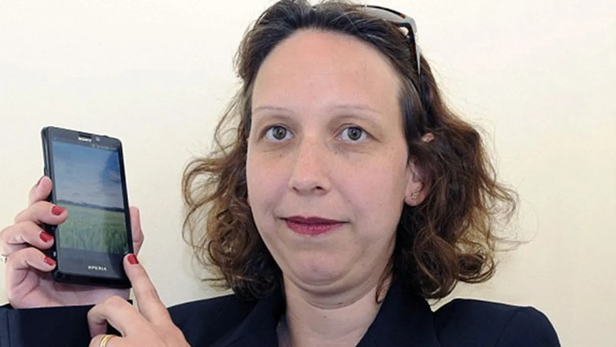 A avut un SOC când a văzut ce făcea fiica ei cu telefonul mobil: Era nou, nu trebuia să se intâmple
