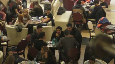 VIDEO Gasca baietilor rai LOVESTE din nou! Stelistul Gardos a fost filmat de paparazzi tinand in brate un alt barbat!