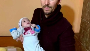 I-a murit soția, iar acum își crește singur băiețelul de câteva luni. Povestea emoționantă a lui Gabriel Dilă