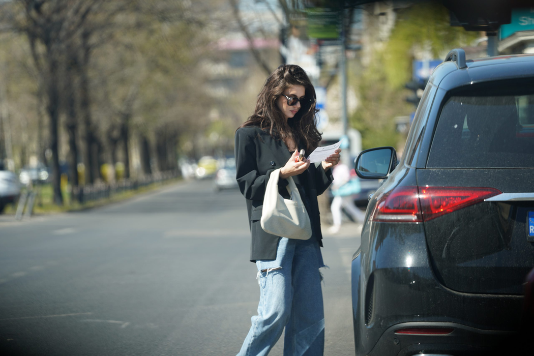 Cristina Ich a luat fluturașul de pe parbriz, imediat ce a ajuns în Dorobanți (Foto: CANCAN.RO)