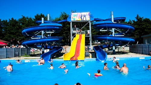 "Nu știu ce zeamă o fi" Ce au pățit 7 copii după ce au intrat în piscina din Ștrandul Moghioroş din București