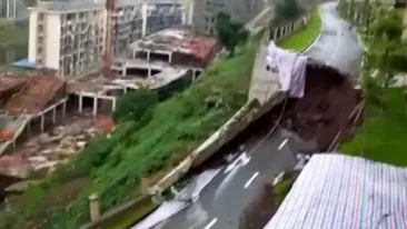 O porțiune de drum s-a prăbușit în China! Camerele de supraveghere au surprins totul