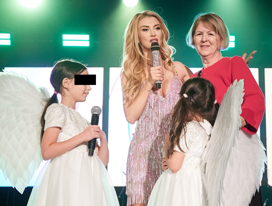 Andreea Bălan, alături de mama sa și de fetițele ei/ Sursa foto: Instagram