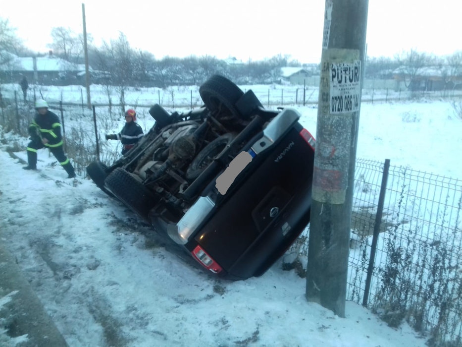 Accident violent pe DN6! Trei oameni au fost răniți, după ce mașina în care erau s-a răsturnat