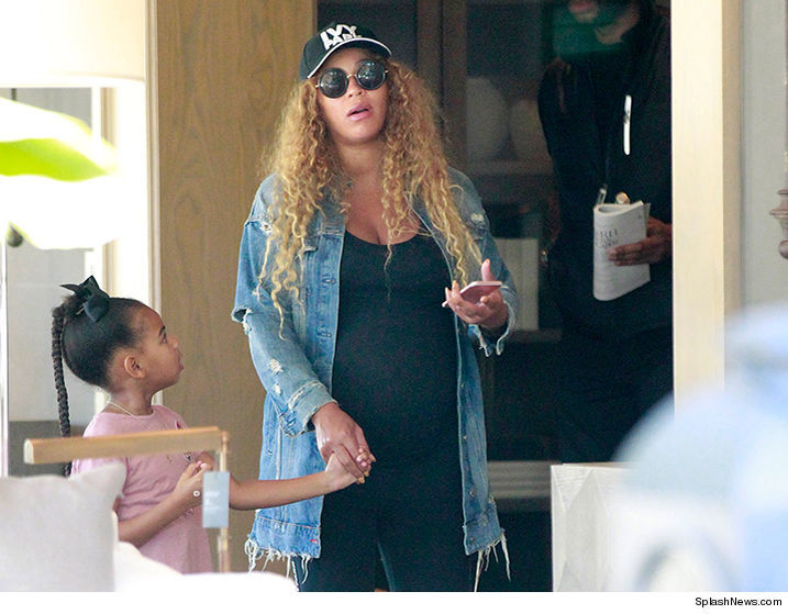 Beyonce se află în spital de mai bine de o săptămână după ce a născut, din cauză că gemenii săi au venit pe lume prematur