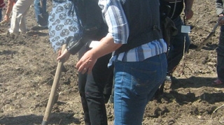 Andreea Marin a ajuns la munca de pe ogor! Si-a petrecut weekendul cu sapa in mana!