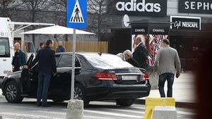 Ajuns în România într-o vizită neoficială, Petru Lucinschi şi-a aşteptat un sfert de oră garda de corp să-l preia din parcarea mall-ului. Agentul ”Pişpirel” l-a pierdut la Bucureşti pe ditamai preşedintele Moldovei!