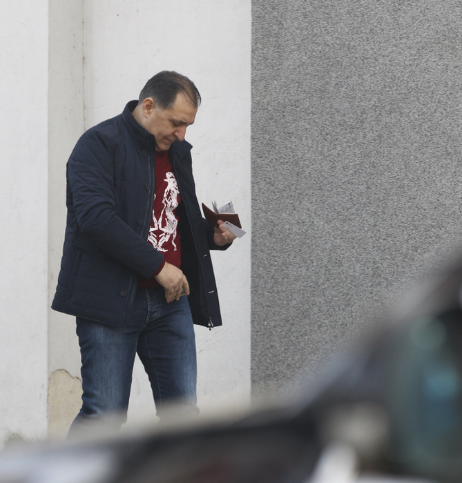 Vali Vijelie, surprins cu o ”cărămidă” la bancomat