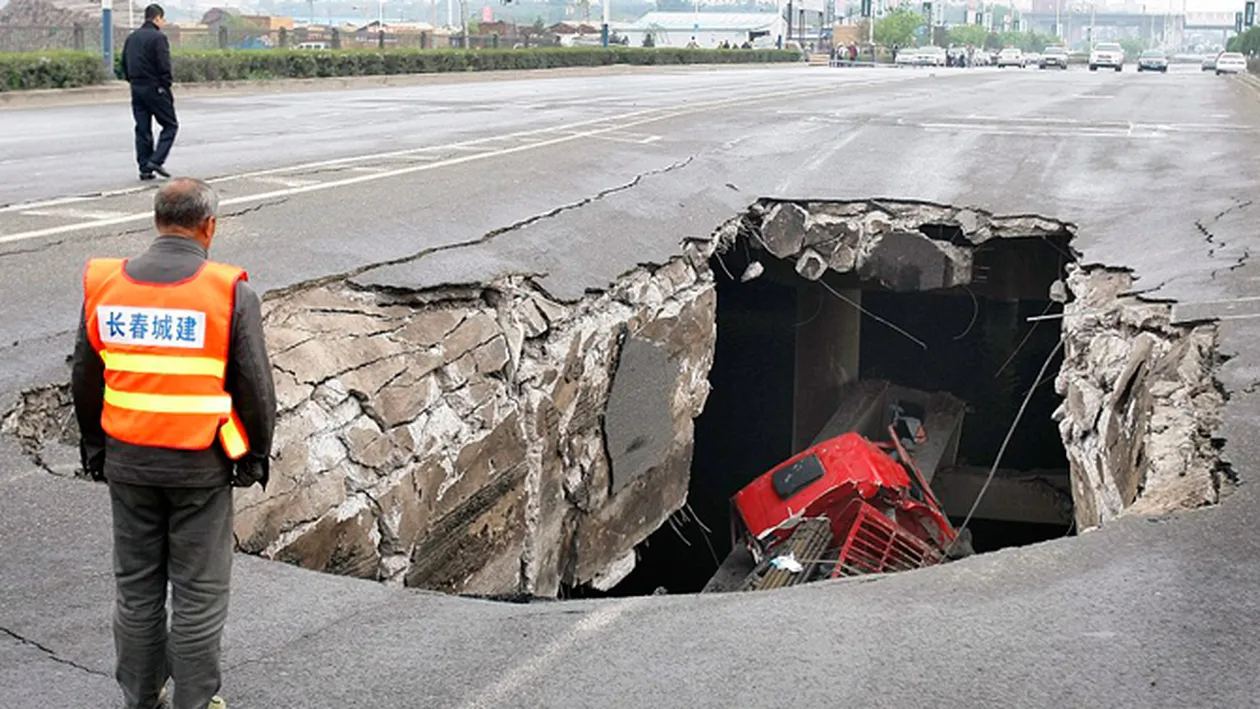 Credeati ca numai Romania are gropile ei? Uite ce s-a intamplat cu o masina in China